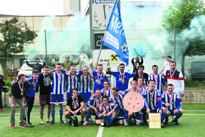 Der FC Kramsach/Brandenberg feiert die Meisterschaft in der Gebietsliga Ost
