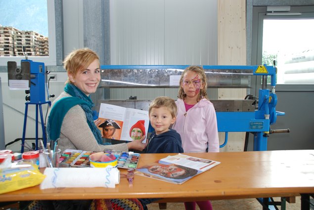 Die Kinder bekamen bunte Bemalungen.