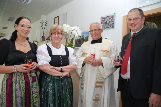 V.l.: Verena Enthofer, Gabi Enthofer, Pfarrer Alois Ortner und GF Herbert Enthofer. 