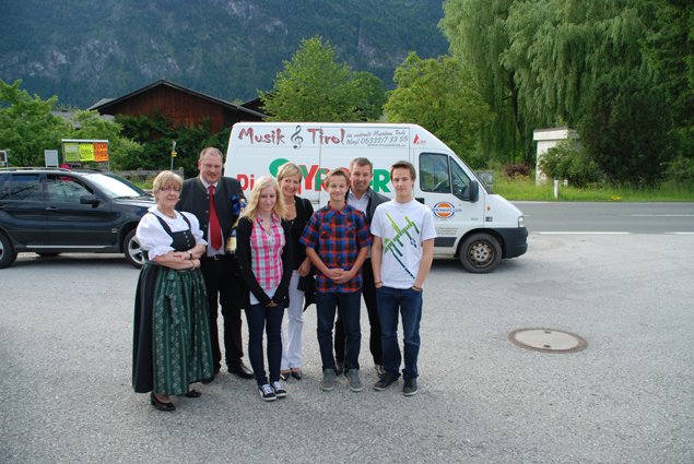 Gabi und Herbert Enthofer mit Gratulanten.