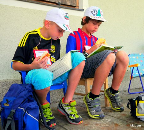 Auch diese Jungs entwickelten sich zu echten Leseratten (Foto: Madersbacher).
