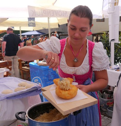 Traditionell: Kiachln mit Sauerkraut. (Foto: Madersbacher)