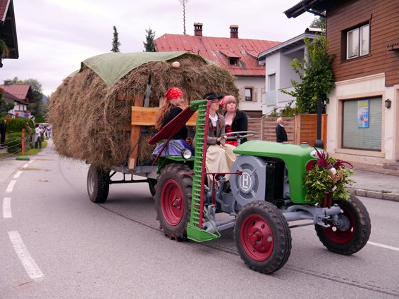 Diese Damen fuhren mit dem Traktor zum Herbstfest. (Foto: Madersbacher)