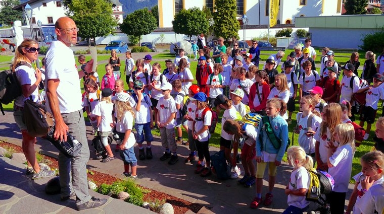 Janine Knödl (Jugendausschuss-Obfrau) und Walter Kapfinger (Jugendausschuss) begrüßen 136 Schulkinder zur heurigen „Kundler Spielwoche“. (Foto: klausm)
