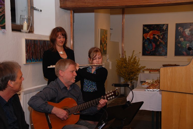 Gatte Helmut und Tochter Rosella spielten der Mama zur Feier des Tages ein Lied.       