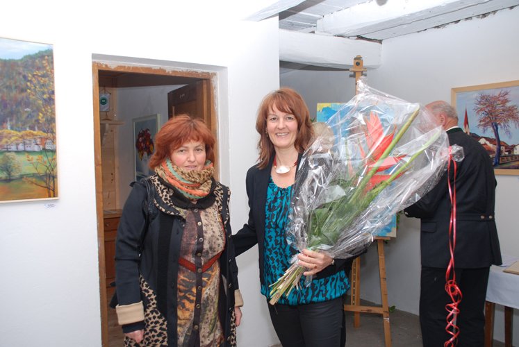 Freunde gratulierten Künsterlin Birgit Riedl (rechts) zur Ausstellungs-Eröffnung.
