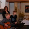 Gatte Helmut und Tochter Rosella spielten der Mama zur Feier des Tages ein Lied.       