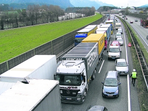 Als der „größte LKW-Parkplatz Europas“ wird die Inntal-Autobahn manchmal beschrieben. 