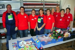 Tafel-Leiterin Sigrid Klingler (2.v.l.) mit einem Teil ihres Mitarbeiterteams in der Lebensmittelausgabestelle, der Tafel Kramsach, am Pfingstsamstag 18. Mai