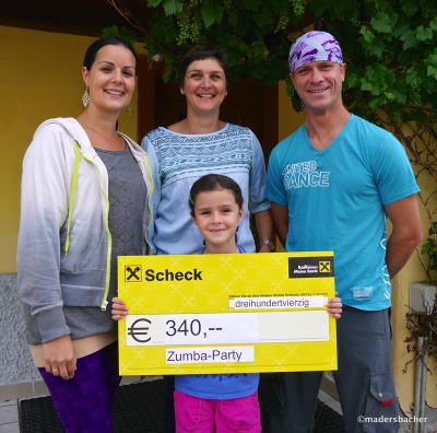 Claudia und Tibi Welker mit Tochter Elina übergeben der Sprengel-Geschäftsführerin Mag. Sabine Eder-Unterrainer einen Spendenscheck