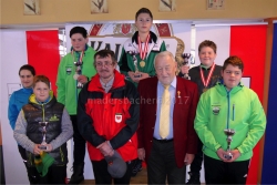 Lds-Meister Schüler/Jugend U14: Rieger Sina ESF Pinswang (6), Mühlegger Florian ESV Brandenberg (5), Lengauer Florian ESV Brandenberg (2), Auer Mathias SV Längenfeld (1), Schwarzenauer Christoph SV Jenbach (3), Thöny Sandro SV Breitenbach (4), mit den Gratulanten Josef Maiburger (Wettbewerbsleiter) und Ing. Karl Rosenberger (Präsident)