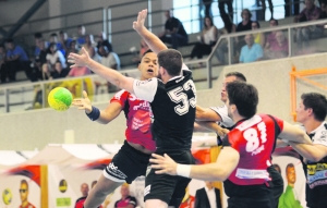 Harte Fights warten auf Sparkasse Schwaz Handball Tirol (rot) im Unteren Playoff.  Dieses will Raúl Alonso mit seinem Team gewinnen, um im Viertelfinale der Handball Liga Austria gegen den 3. des Oberen Playoffs zu spielen.