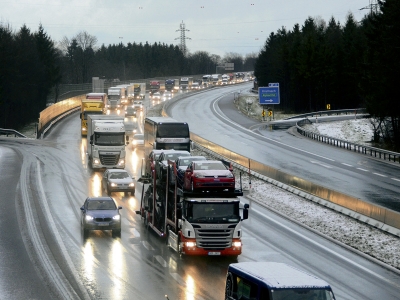 Verkehrskolonnen durch Tirol sind keine Seltenheit – von den LKW werden laut LA Mag. Markus Sint nur etwa 20 Prozent kontrolliert.