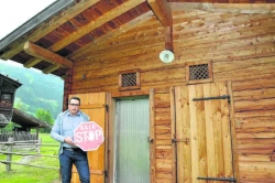 GR Christoph Steiner vor dem Pumpen-Haus der Gemeinde Zell am Ziller: „Unser Wasser schädigt unsere Leitungen!“