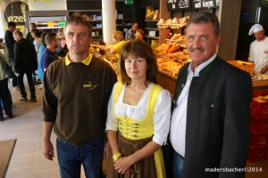 EZEB-Chef Richard Mitterberger mit Gattin Karin und Bgm Ing. Rudolf Puecher im Verkaufsraum
