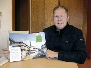 Bgm. Alois Aschberger ist sichtlich stolz auf das Millionen-Projekt "Dorfzentrum" Wiesing. 
