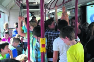 Ein aktuelles Foto aus einem Schulbus im Tiroler Unterland: Das Verhältnis von Steh- zu Sitzplätzen ist hier etwa 1:1.