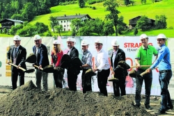 Beim Spatenstich: Rupert Ebenbichler, Hansjörg Jäger, Anita Lendl, Josef Geisler, Andreas Egger, Klaus Gasteiger, Hannes Röck, Hansjörg Gruber und Matthias Eberl.