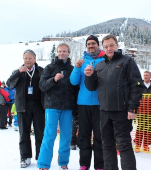 Ein Stamperl auf das neue "Ski Juwel" mit, v.l.: NR Franz Hörl, Bgm. Rainer Silberberger,Bgm. Markus Bischofer und LH Günther Platter.