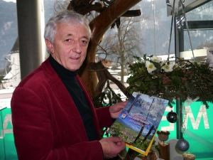 Bgm. Prof. Mag. Josef Auer präsentiert stolz seinen neuen Radfelder Zweijahres-Kalender „Radfeld und seine Vereine“