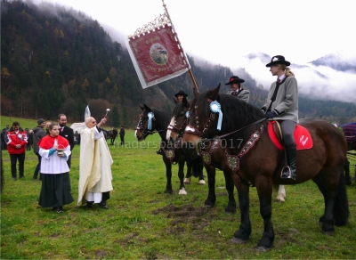 Segnung von Pferd und Reiter durch Pater Anselm Zeller vom Stift St. Georgenberg-Fiecht