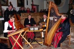 Veranstalter und Mitwirkende „Der Brandenberger Saitensprung“ mit Monika Unterrainer (Hackbrett), Otto Neuhauser (Bassgeige), Claudia Spiegl (Zither), Hubert Unterrainer (Gitarre), Elisabeth Steinbacher (Harfe)