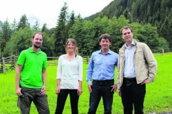 Top-Team: Andreas Prohart (OeAB P.U.L.S.-Praktikant), Stefanie Mayrhauser (Verfasserin der Akzeptanzstudie), Naturpark-GF Willi Seifert und Vize-Bürgermeister Simon Grubauer.