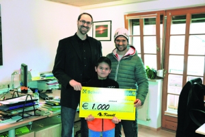 Eine der vielen Spenden: ROFAN-KURIER-GF Mag. Christian Mück mit Maxi Gschwentner und Armin Rothhaupt, die für den MC Kundl ebenfalls auf das ROKU-Konto eingezahlt haben.