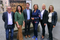 Obmann Franz SCHWEIGER (Verein Rattenberg 2022), LH-Stv Ingrid FELIPE, Bgm Bernhard FREIBERGER, LR Patrizia ZOLLER-FRISCHAUF, LA Barbara SCHWAIGHOFER, Innungsmeisterin Irene ASCHER, vor einem Bild von Klaus Maislinger aus Absam