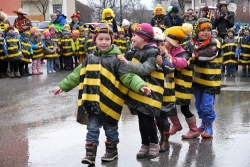 Soloauftritt einer fünfköpfigen Tanzgruppe des Kindergartens