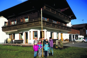 Familie Moser vom „Luchner“-Hof mit dem geplanten Wasserstand von 4,5 m bei einen hundertjährigen Hochwasser.