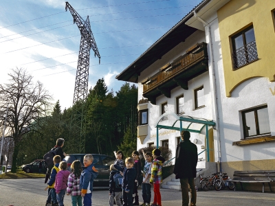 Die 110 kV-Leitung in Kramsach wurde 1938, in der Zeit des III. Reiches errichtet. Ein NS-Bauwerk, das offenbar immer noch zeitgemäß ist.  Auch über der Volksschule Kramsach.
