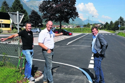 Die Parkplatz-Situation wurde massiv entschärft. Im Bild v.l.: Gemeinde-Vorstand Matthäus Haberl, Ing. Johannes Röck und Bgm. Otto Mauracher.