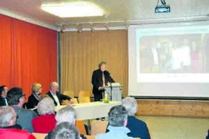 Bgm. Walter Höllwarth erklärt die Sachlage um das Projekt Spieljochbahn bei der Gemeindeversammlung in Fügen.