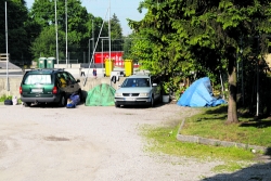 Zelten am Parkplatz, waschen im öffentlichen WC, großes Geschäft mitten am Radweg... „Déjà-vu“ für Rattenberg.