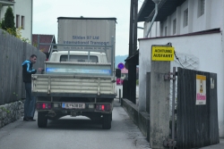 Die oftmals schwer beladenen LKWs können kaum das Kalkgassl passieren und sorgen dadruch für Verkehrsbehinderungen, erhöhten Lärmpegel und Schäden an Häuser und Straße.     