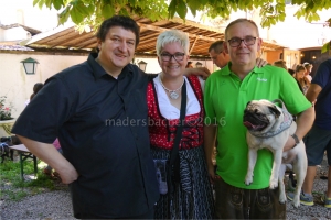 Josef Fürst (Brauhaus Rattenberg), Veranstalter Susanne und Franz Gregori mit Mops Einstein