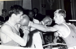 Dr. Rainer Salzburger (rechts im Bild) bei einem Kampf in seiner aktiven Box-Zeit.