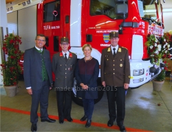 LA Bgm Ing. Alois Margreiter, Kdt Rene Arzberger, Vize-Bgm Mag. Karin Friedrich, BFK/LFK-Stv Hannes Mayr, vor dem neuen Tanklöschfahrzeug der FF-Kramsach