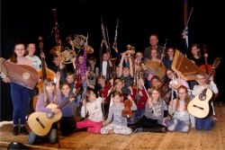 Musikschulleiter Gerhard Guggenbichler mit einigen Vertretern der 720 Kramsacher Musikschüler