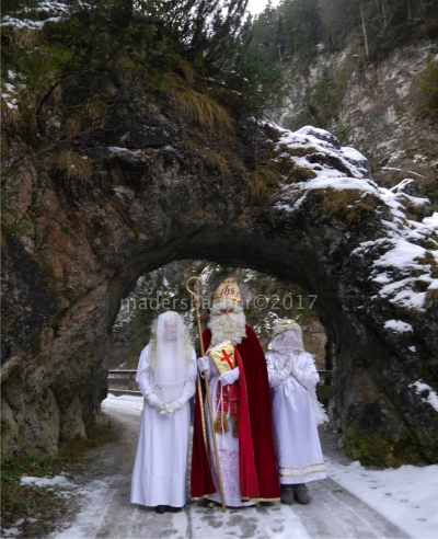 Der Nikolaus durchwandert mit seinen Engeln die Kundler Klamm