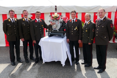 Fototermin mit der neuen Tragkraftspritze der FF-Breitenbach: Bez-FW-Kdt Hannes Mayr, AB-Kdt-Wörgl Erich Krail, LA-BM Ing. Alois Margreiter, FF-Kdt Peter Huber, Bez-FW-Kdt-Stv Erwin Acherer, Kurator Pfarrer Piotr Stachiewicz