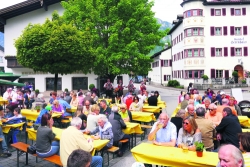 Reges Treiben beim Frühlingserwachen in Brixlegg auf dem Herrenhausplatz.