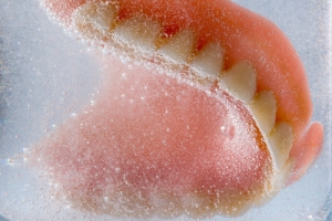 In China könnten die dritten Zähne bald vom Urin abgeleitet werden.    