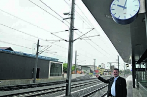 Bgm. Ing. Rudolf Puecher am Bahnhof Brixlegg. Vor dem Sommer (2015!) sollen die Arbeiten nun abgeschlossen werden.