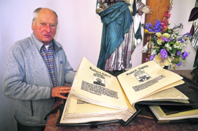 Im Bild: Kameradschaftsbund-Obmann Josef Penninger mit einem der noch vorhandenen Chronikbücher. 