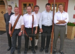 Die Kundler Fahnenträger: Andreas Seebacher, Anton Margreiter, Andreas Seebacher, Walter Rinnergschwentner, Konrad Kurz und Stefan Moser