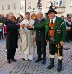 Bgm Franz Wurzenrainer, Jubilar Pfarrer Dieter Reutershahn, Bgm Josef Auer, Hptm Christian Kern