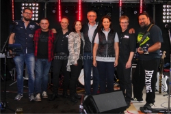 Firmenchef Franz SCHWARZENAUER (5.v.l.) mit Gattin Tamara und der Coverband „Rat Bat Blue“