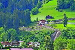 Die im Bescheid vorgeschriebenen Bauarbeiten wurden begonnen, aber unzureichend ausgeführt. Laut Benjamin Hotter ist zum Beispiel der geforderte Wall zu klein.